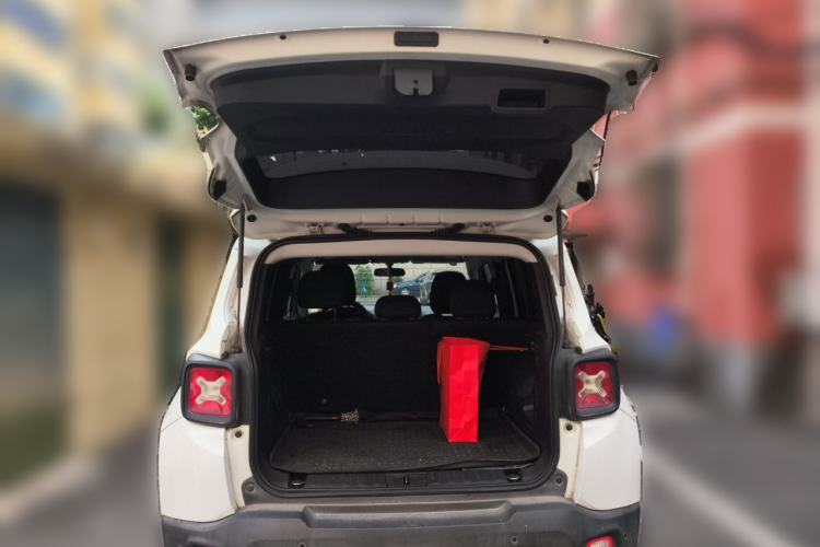 Used Jeep Renegade 2018 Connected Large Screen Version 180T Automatic High-Energy Edition Trunk
