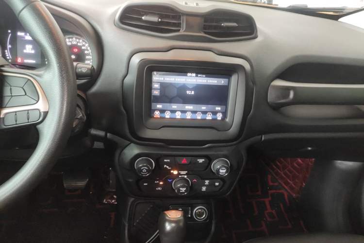 Used Jeep Renegade 2018 Connected Large Screen Version 180T Automatic High-Energy Edition Audio And AC Panel