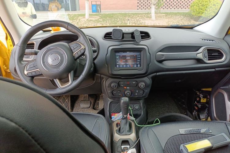 Used Jeep Renegade 2018 Connected Large Screen Version 180T Automatic Jingneng Version Center Console