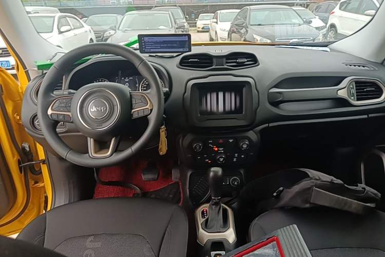 Used Jeep Renegade 2018 Connected Large Screen Version 180T Automatic High-Energy Edition Center Console
