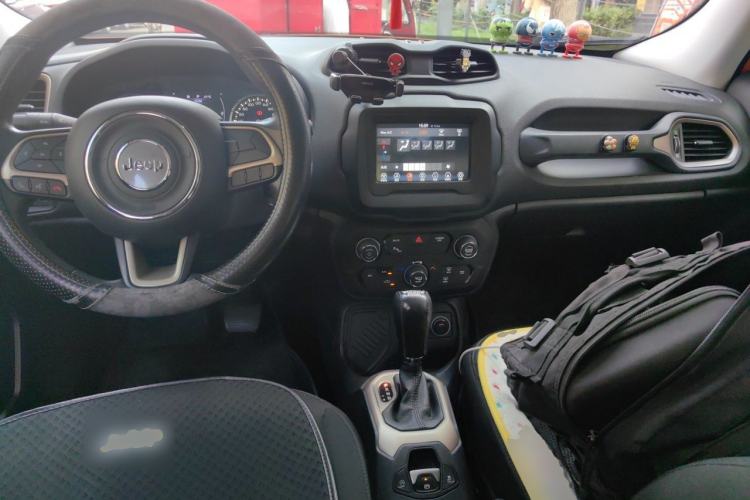 Used Jeep Renegade 2018 Connected Large Screen Version 180TS Automatic High-Energy Edition Center Console