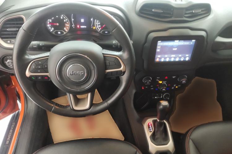 Used Jeep Renegade 2018 Connected Large Screen Version 180T Automatic Jingneng Version Center Console