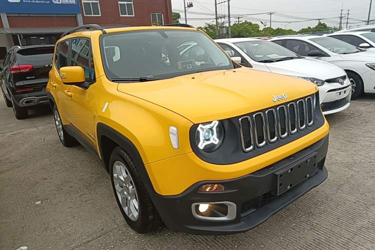 Used Jeep Renegade 2018 Connected Large Screen Version 180T Automatic High-Energy Edition Front Right 45 Deg