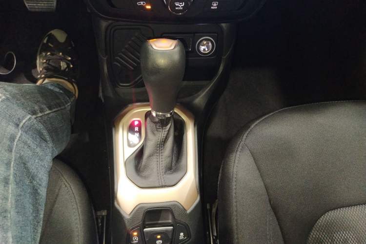 Used Jeep Renegade 2018 Connected Large Screen Version 180T Automatic High-Energy Edition Gear Lever
