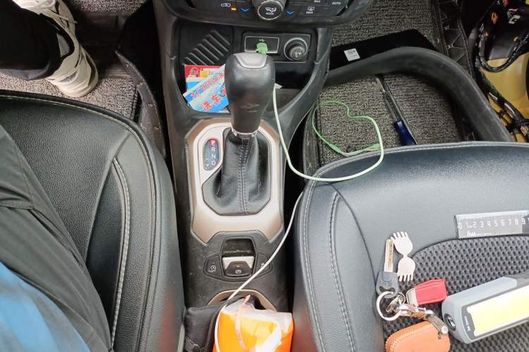 Used Jeep Renegade 2018 Connected Large Screen Version 180T Automatic Jingneng Version Gear Lever