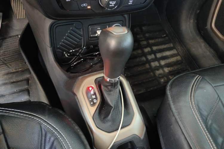 Used Jeep Renegade 2018 Connected Large Screen Version 180T Automatic High-Energy Edition Gear Lever