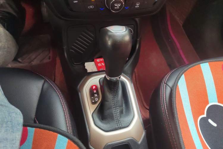 Used Jeep Renegade 2018 Connected Large Screen Version 180T Automatic Jingneng Version Gear Lever