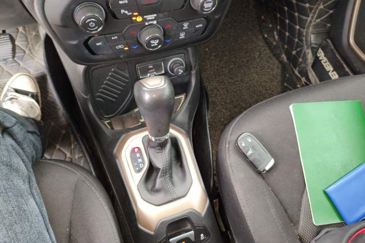 Used Jeep Renegade 2018 Connected Large Screen Version 180T Automatic High-Energy Edition Gear Lever