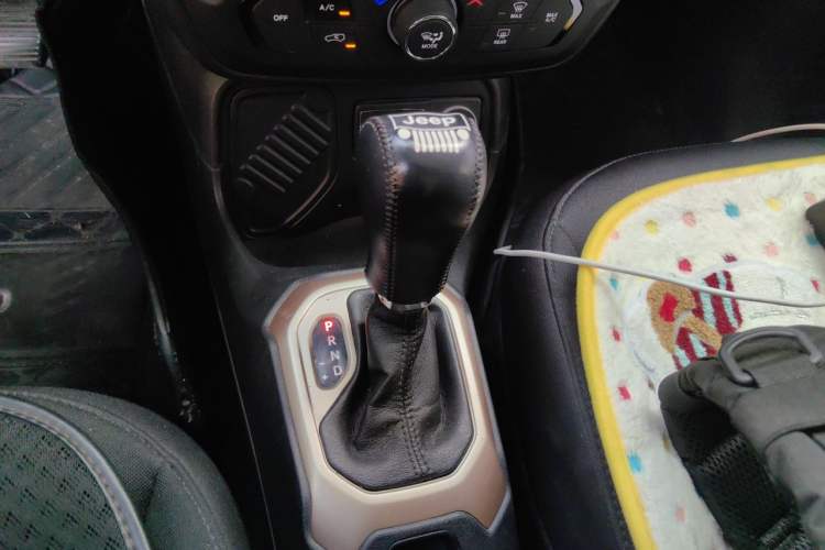 Used Jeep Renegade 2018 Connected Large Screen Version 180TS Automatic High-Energy Edition Gear Lever