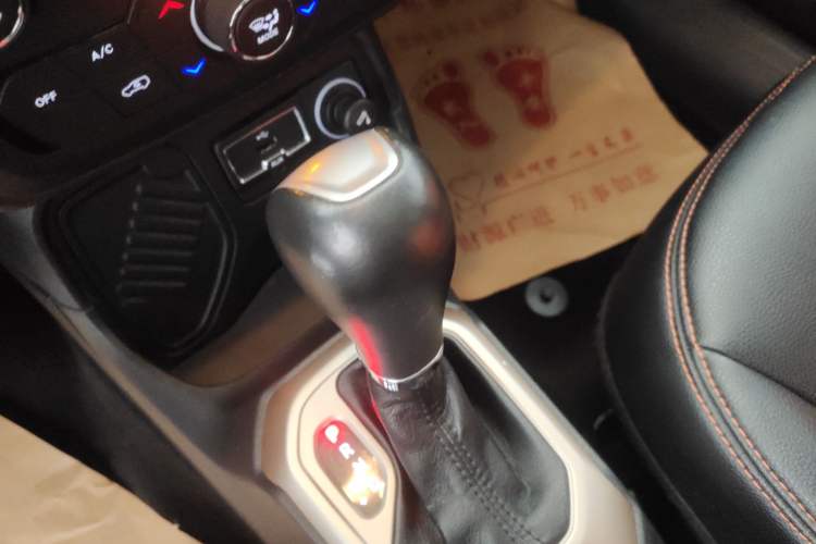 Used Jeep Renegade 2018 Connected Large Screen Version 180T Automatic Jingneng Version Gear Lever