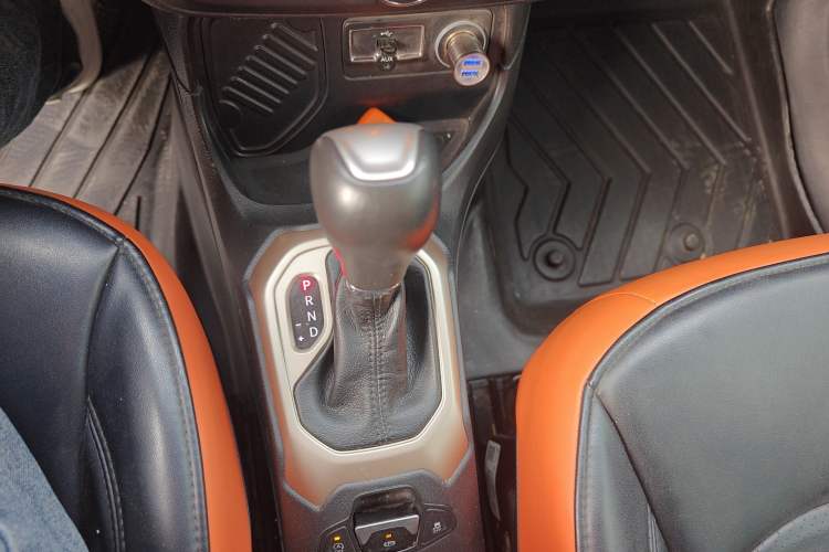 Used Jeep Renegade 2018 Connected Large Screen Version 180T Automatic High-Energy Edition Gear Lever