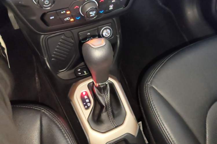 Used Jeep Renegade 2018 Connected Large Screen Version 180T Automatic Jingneng Version Gear Lever