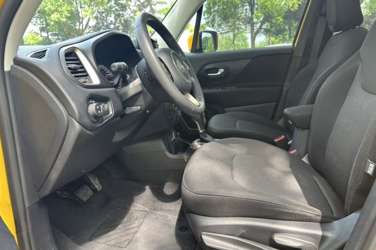Used Jeep Renegade 2018 Connected Large Screen Version 180T Automatic High-Energy Edition Interior 1