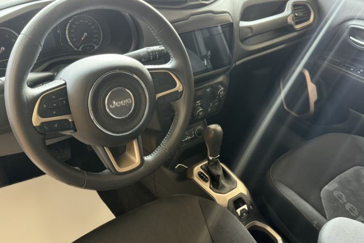 Used Jeep Renegade 2018 Connected Large Screen Version 180T Automatic High-Energy Edition Interior 2