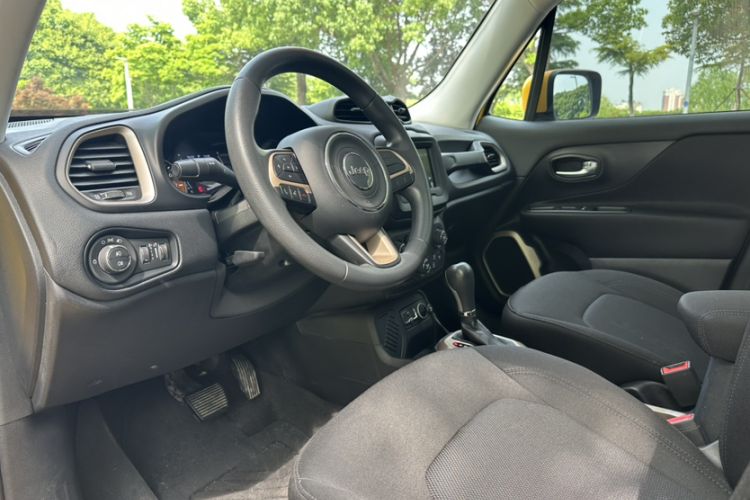 Used Jeep Renegade 2018 Connected Large Screen Version 180T Automatic High-Energy Edition Interior 3