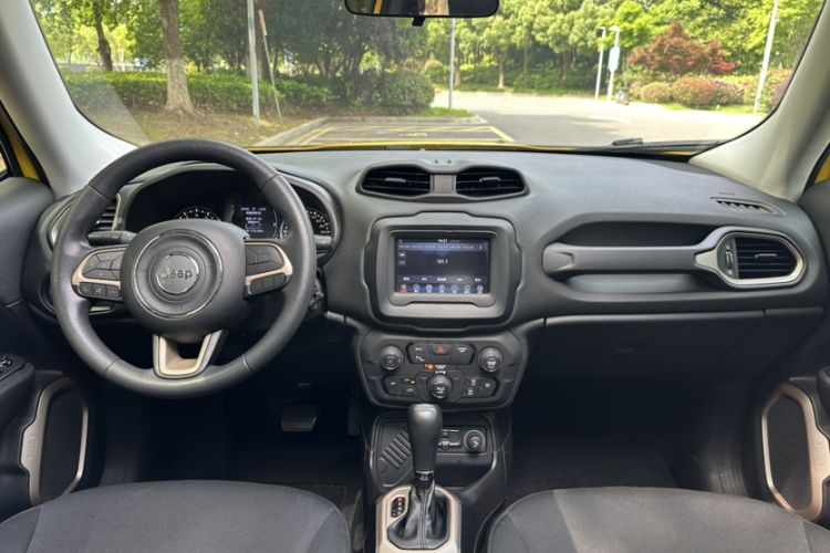 Used Jeep Renegade 2018 Connected Large Screen Version 180T Automatic High-Energy Edition Interior 5
