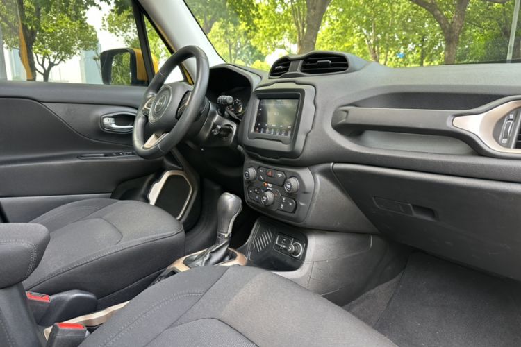 Used Jeep Renegade 2018 Connected Large Screen Version 180T Automatic High-Energy Edition Interior 7