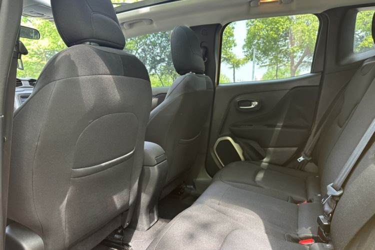 Used Jeep Renegade 2018 Connected Large Screen Version 180T Automatic High-Energy Edition Interior 8