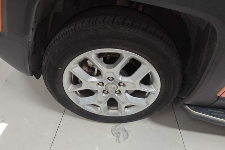 Used Jeep Renegade 2018 Connected Large Screen Version 180T Automatic High-Energy Edition Left Front Wheel Hub