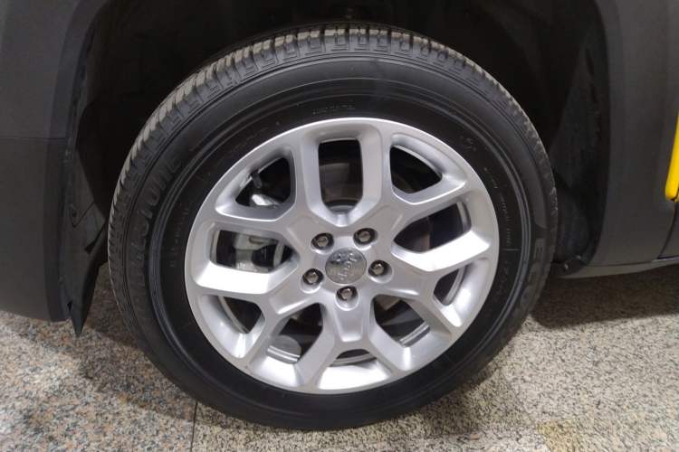 Used Jeep Renegade 2018 Connected Large Screen Version 180T Automatic High-Energy Edition Left Front Wheel Hub