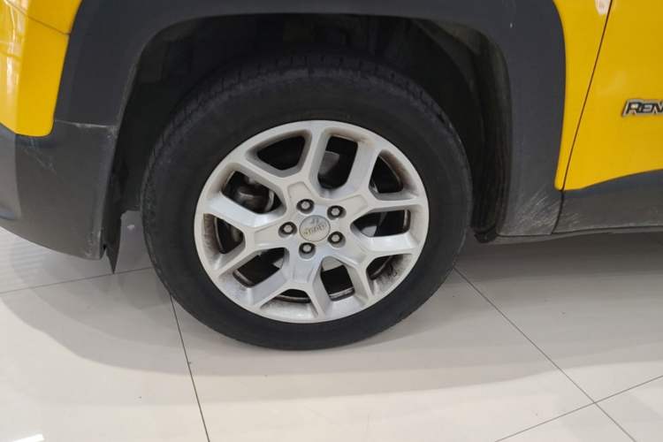 Used Jeep Renegade 2018 Connected Large Screen Version 180T Automatic High-Energy Edition Left Front Wheel Hub