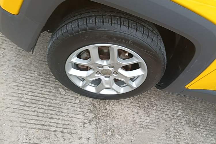 Used Jeep Renegade 2018 Connected Large Screen Version 180T Automatic High-Energy Edition Left Front Wheel Hub
