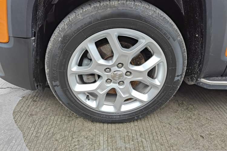 Used Jeep Renegade 2018 Connected Large Screen Version 180T Automatic High-Energy Edition Left Front Wheel Hub