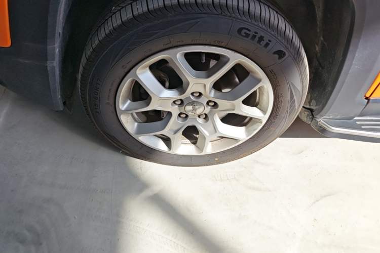 Used Jeep Renegade 2018 Connected Large Screen Version 180T Automatic High-Energy Edition Left Front Wheel Hub