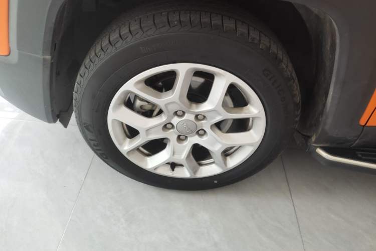 Used Jeep Renegade 2018 Connected Large Screen Version 180T Automatic Jingneng Version Left Front Wheel Hub