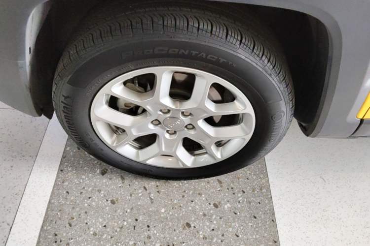Used Jeep Renegade 2018 Connected Large Screen Version 180T Automatic Jingneng Version Left Front Wheel Hub