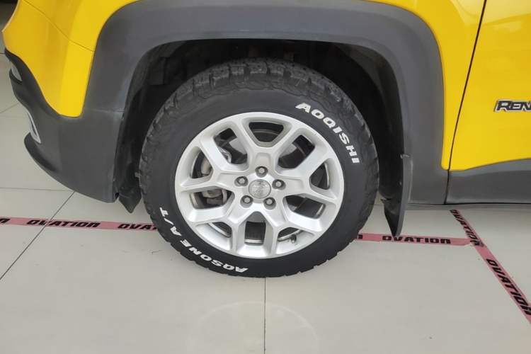 Used Jeep Renegade 2018 Connected Large Screen Version 180T Automatic High-Energy Edition Left Front Wheel Hub