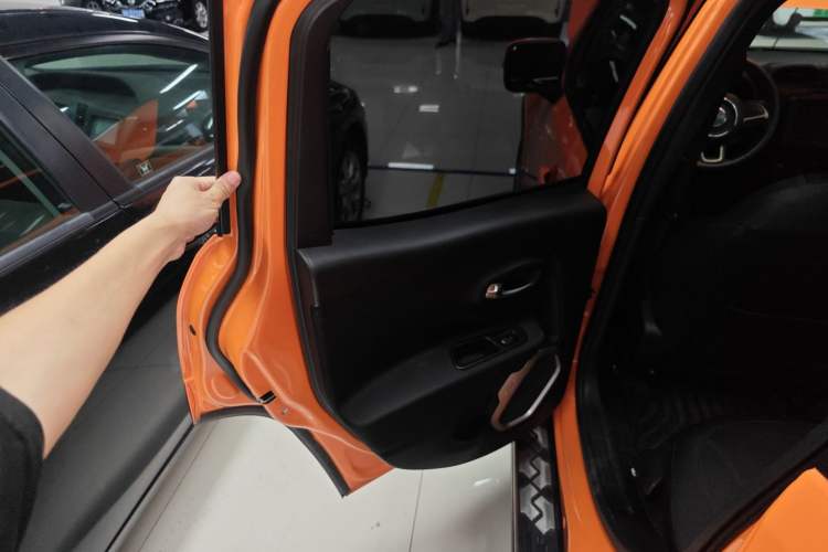 Used Jeep Renegade 2018 Connected Large Screen Version 180T Automatic High-Energy Edition Left Rear Door Interior