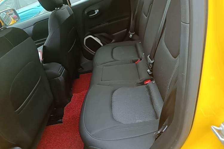 Used Jeep Renegade 2018 Connected Large Screen Version 180T Automatic High-Energy Edition Left Rear Seat