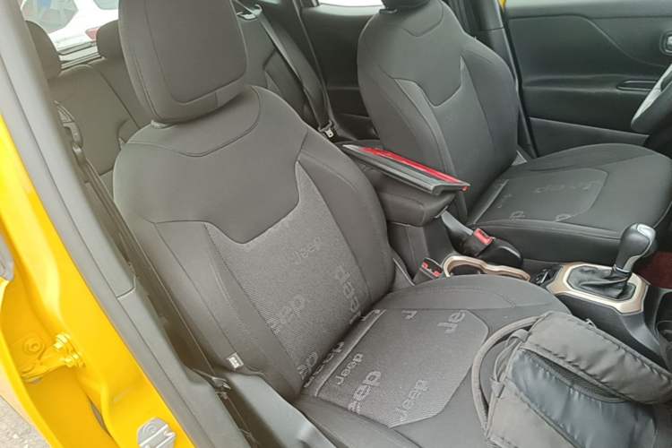 Used Jeep Renegade 2018 Connected Large Screen Version 180T Automatic High-Energy Edition Right Front Seat