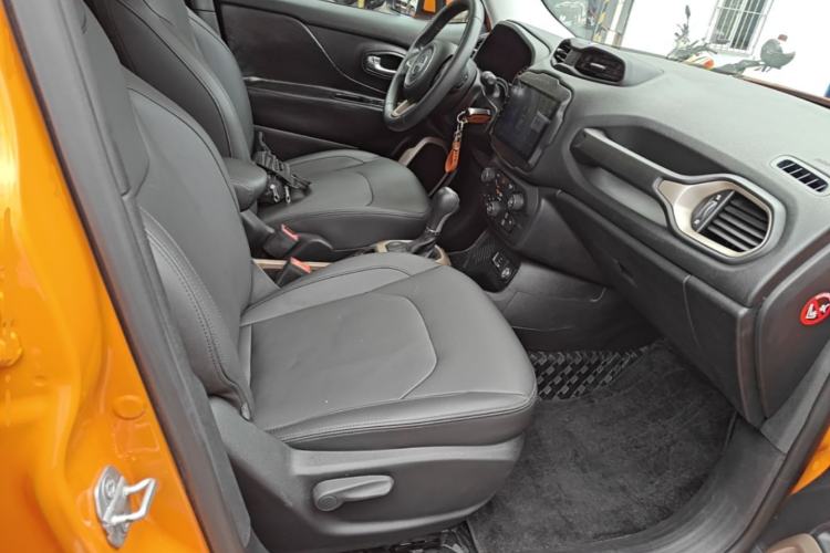 Used Jeep Renegade 2018 Connected Large Screen Version 180T Automatic High-Energy Edition Right Front Seat
