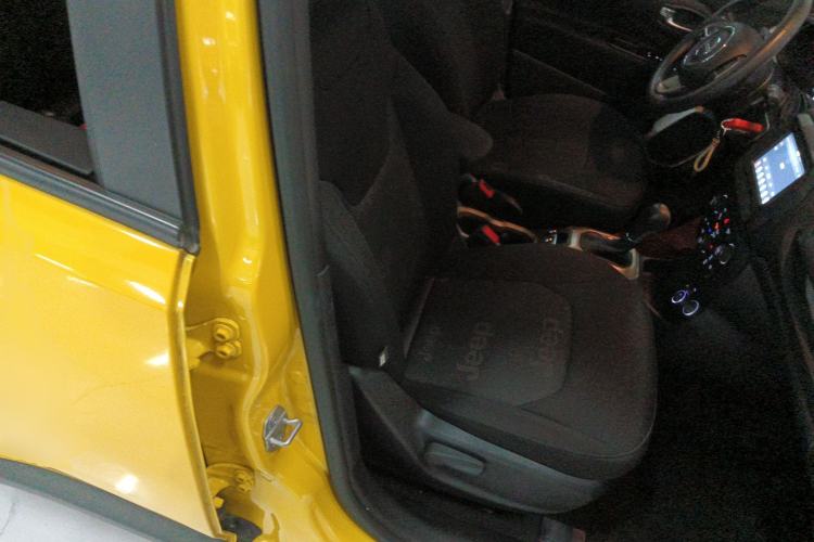 Used Jeep Renegade 2018 Connected Large Screen Version 180T Automatic High-Energy Edition Right Front Seat