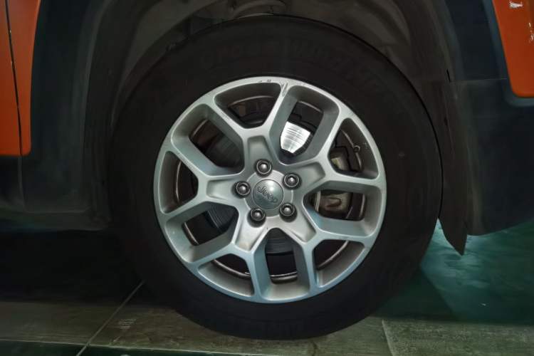 Used Jeep Renegade 2018 Connected Large Screen Version 180T Automatic High-Energy Edition Right Front Wheel Hub