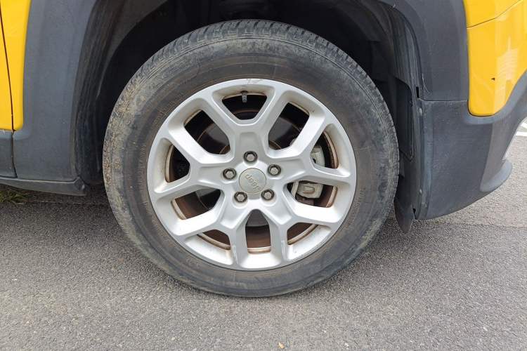 Used Jeep Renegade 2018 Connected Large Screen Version 180T Automatic Jingneng Version Right Front Wheel Hub