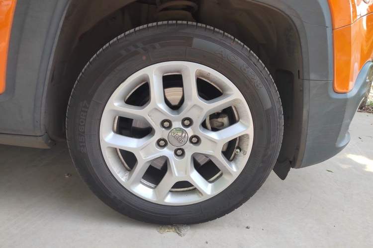 Used Jeep Renegade 2018 Connected Large Screen Version 180T Automatic Jingneng Version Right Front Wheel Hub