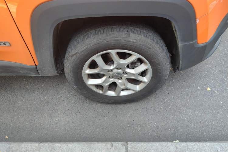 Used Jeep Renegade 2018 Connected Large Screen Version 180TS Automatic High-Energy Edition Right Front Wheel Hub