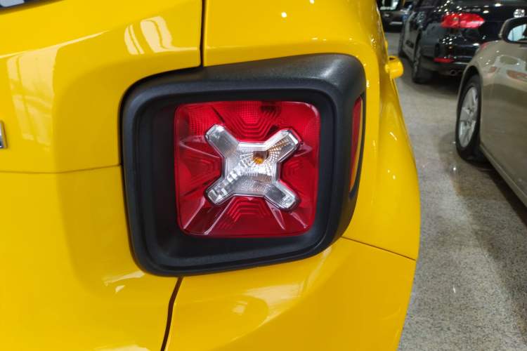 Used Jeep Renegade 2018 Connected Large Screen Version 180T Automatic High-Energy Edition Right Rear Taillight