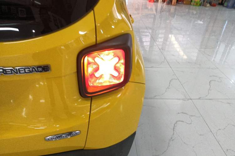Used Jeep Renegade 2018 Connected Large Screen Version 180T Automatic High-Energy Edition Right Rear Taillight