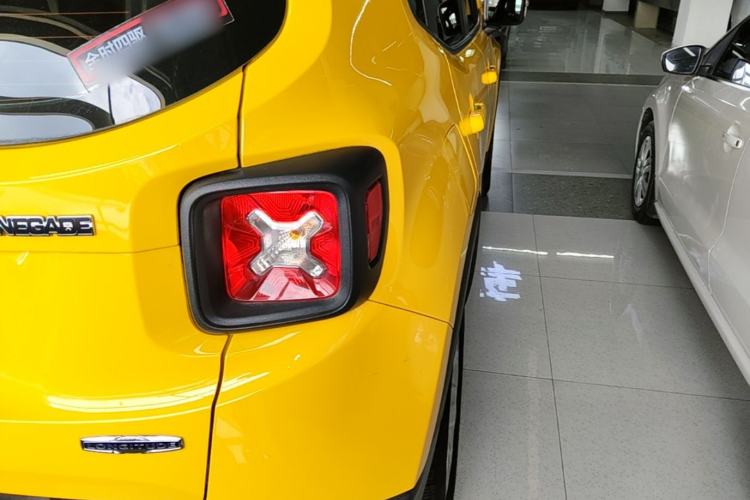 Used Jeep Renegade 2018 Connected Large Screen Version 180T Automatic Jingneng Version Right Rear Taillight