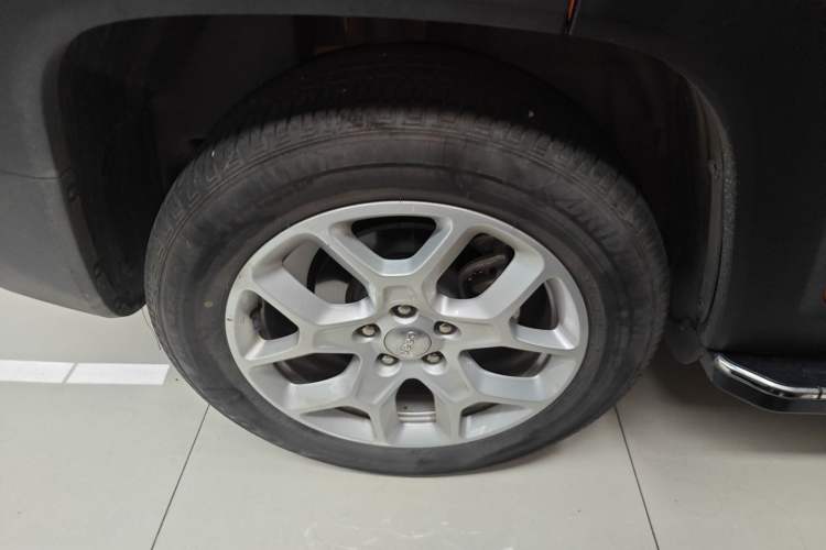 Used Jeep Renegade 2018 Connected Large Screen Version 180T Automatic High-Energy Edition Right Rear Wheel Hub