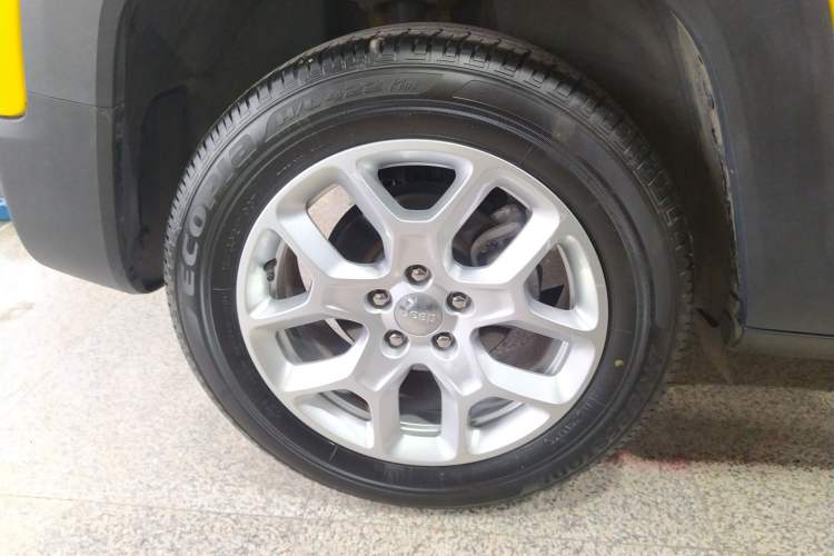 Used Jeep Renegade 2018 Connected Large Screen Version 180T Automatic High-Energy Edition Right Rear Wheel Hub