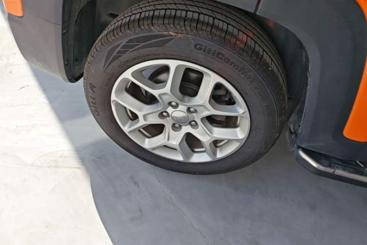 Used Jeep Renegade 2018 Connected Large Screen Version 180T Automatic High-Energy Edition Right Rear Wheel Hub