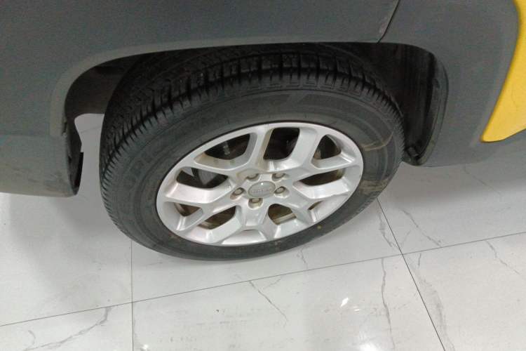 Used Jeep Renegade 2018 Connected Large Screen Version 180T Automatic High-Energy Edition Right Rear Wheel Hub