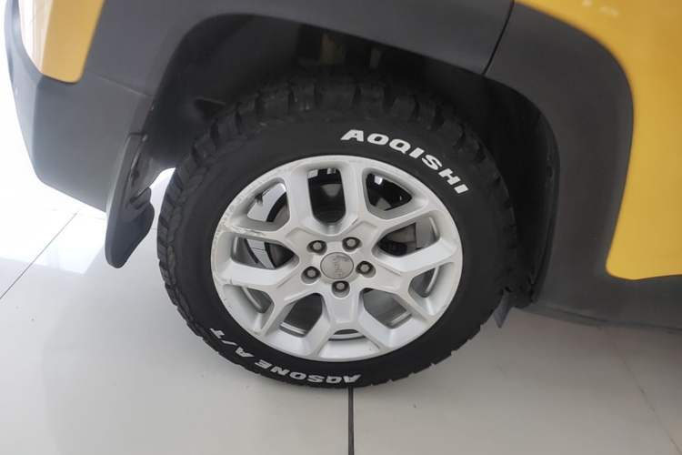 Used Jeep Renegade 2018 Connected Large Screen Version 180T Automatic High-Energy Edition Right Rear Wheel Hub