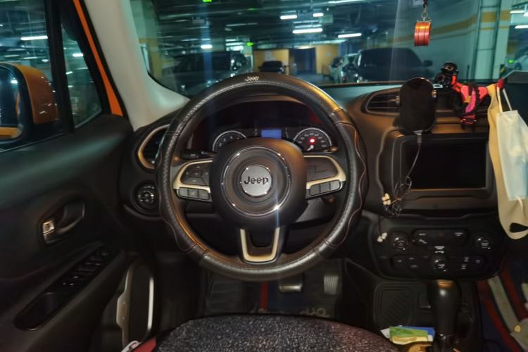 Used Jeep Renegade 2018 Connected Large Screen Version 180T Automatic High-Energy Edition Steering Wheel