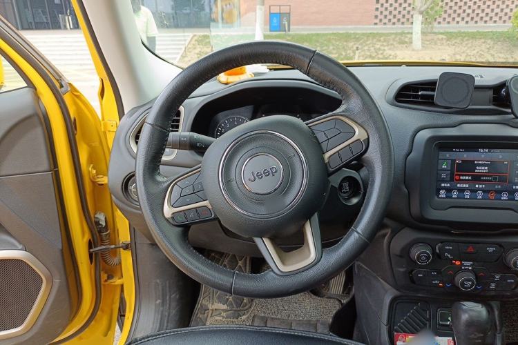 Used Jeep Renegade 2018 Connected Large Screen Version 180T Automatic Jingneng Version Steering Wheel